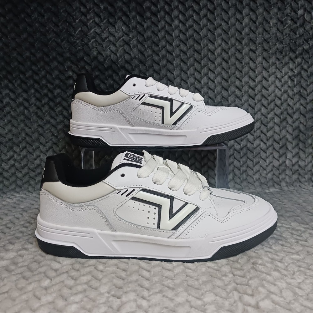 Vans Upland Skate Sneakers Lifestyle White Black Men's Shoes Size 8 Women's 9.5